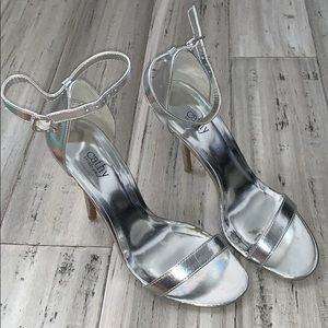 Cathy Jean / Silver T Strap Heels / 8.5